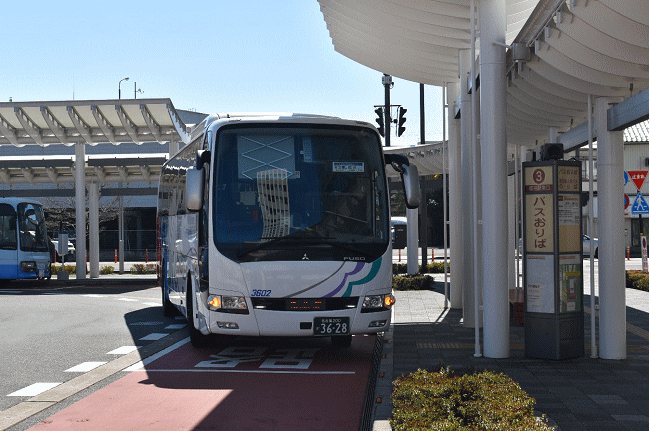 福井駅東口に到着した名古屋からの高速バス