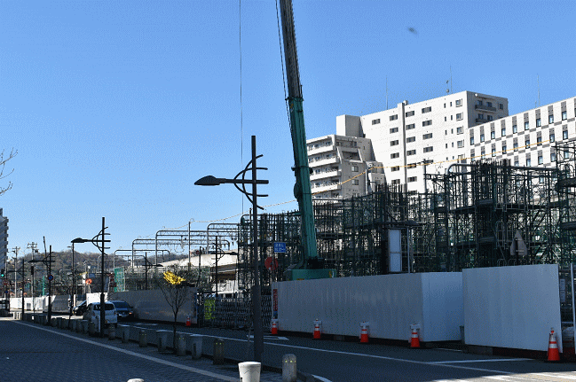 北陸新幹線の高架橋が建設中の福井駅東口
