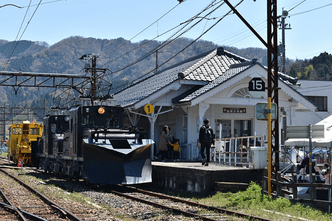 ラッセル電気機関車は永平寺口駅の1番線ホームから発着