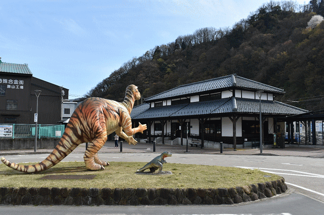 勝山駅のフクイサウルス