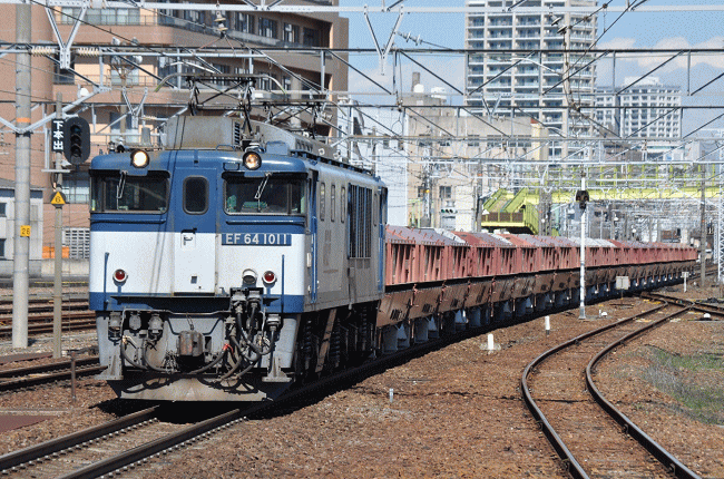 EF64牽引、「赤ホキ」5780列車（熱田駅）