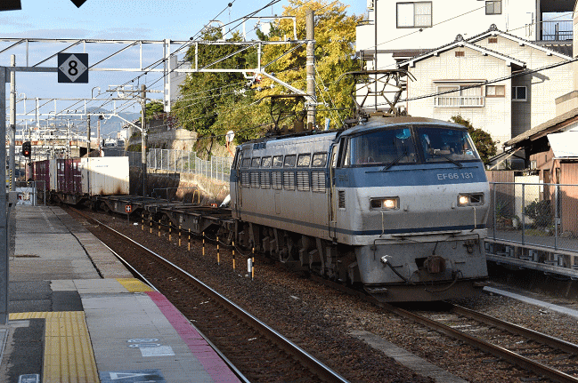 貨物列車が西条駅５番線に到着