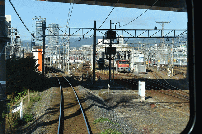 天神川駅の留置中のEF67