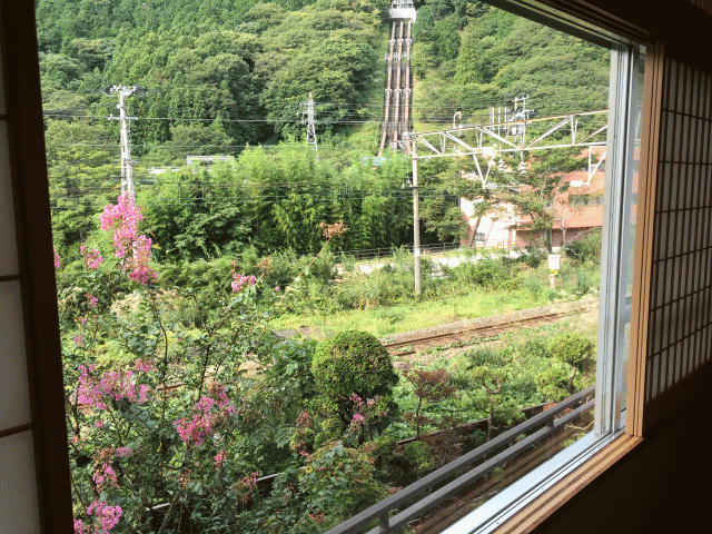 福島県・栄楽館の食事会場から見た磐越西線