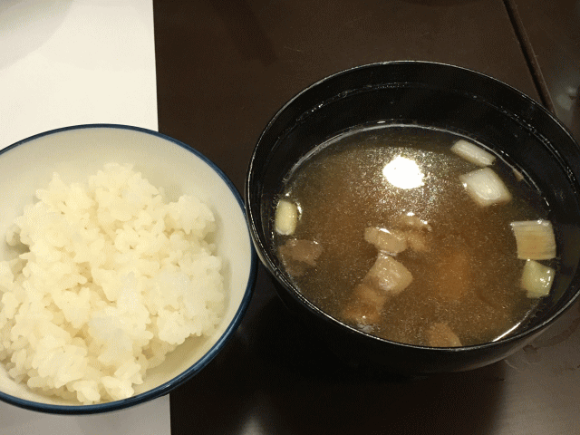 福島県の栄楽館の食事（夕食のご飯と汁物）