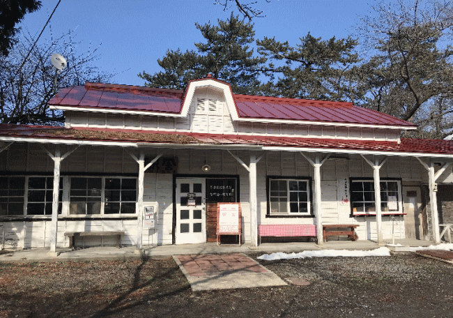 赤い屋根の喫茶店・カフェ駅舎の外観