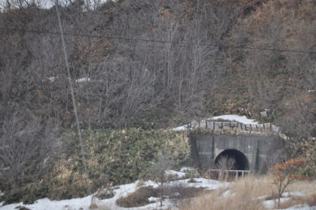 豊岬の先の羽幌線の廃線跡のトンネル