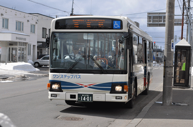 留萌駅前に到着する沿岸バス