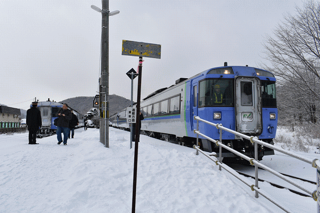 丸瀬布駅に停車した大雪2号とオホーツク1号