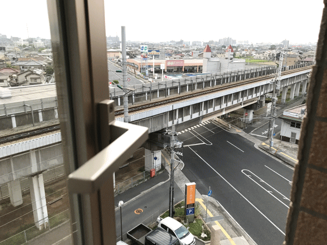 エバーホテルはりま加古川の窓から山陽新幹線の線路を見る
