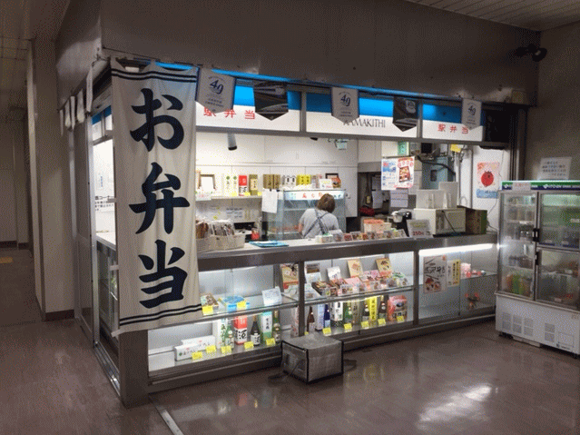 三原駅の駅弁屋さんは新幹線改札口内にあり