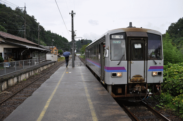 備後矢野駅に停車中の福塩線のキハ120形気動車