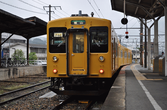 福塩線の105系電車を府中駅で撮影