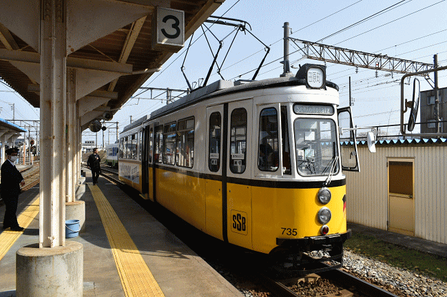越前武生駅で発車を待つ「レトラム」