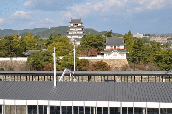 福山とーぶホテル高層階から、新幹線の屋根越しの福山城