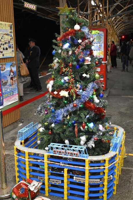 吉原駅のクリスマスツリー