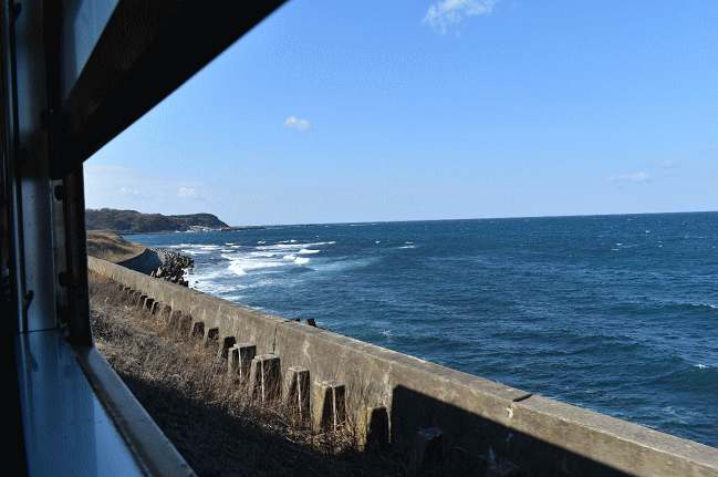 五能線から見る日本海の風景