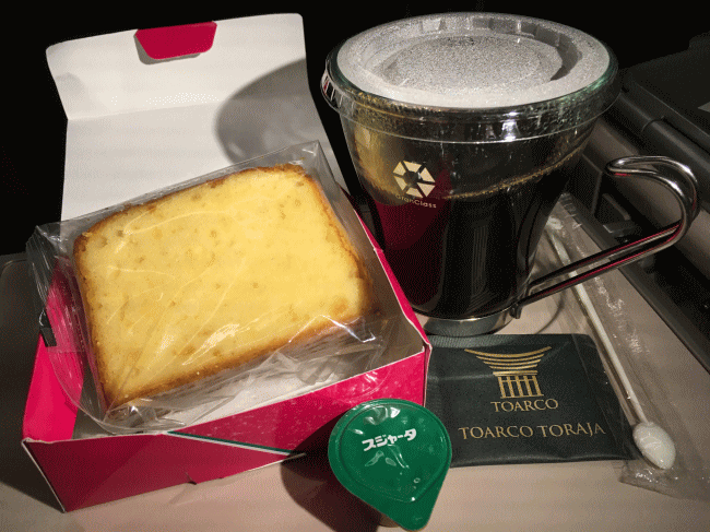グランクラスのホットコーヒーとパウンドケーキ（茶菓子）
