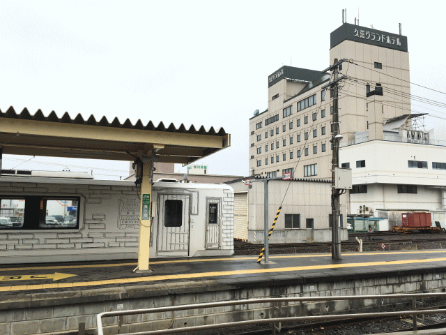 久慈駅に停車中の東北エモーションと、久慈グランドホテル