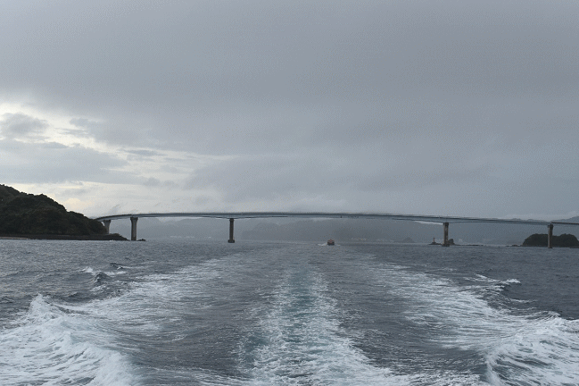 軍艦島上陸ツアーの船から見た伊王島大橋