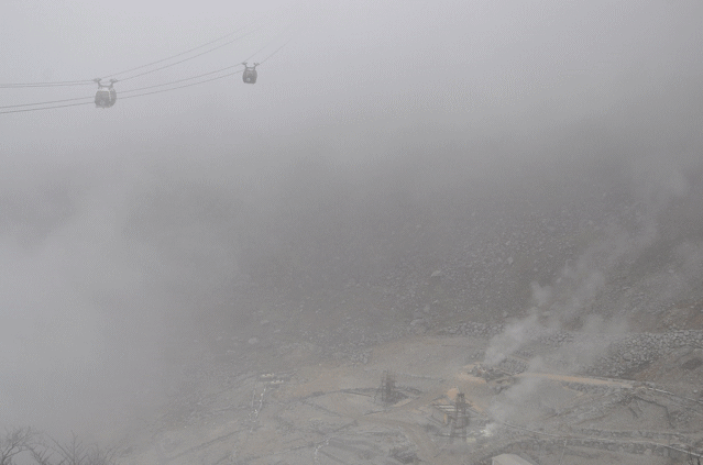 霧の中の箱根ロープウェイ