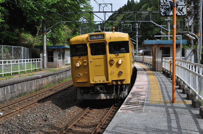 伯備線の新郷駅に到着した115系電車