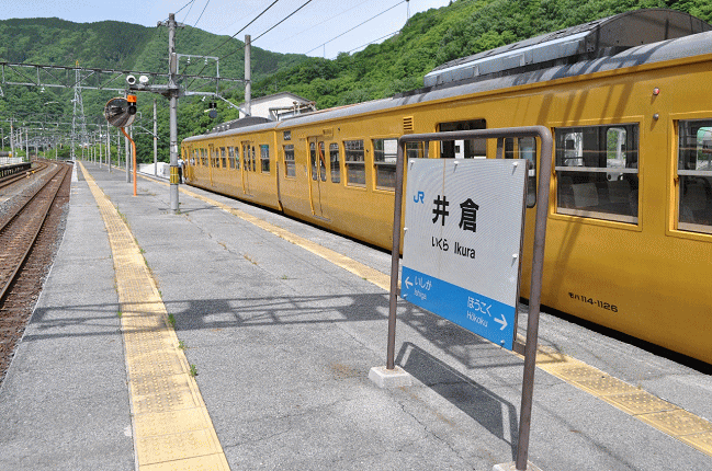 井倉駅の駅名板と115系電車