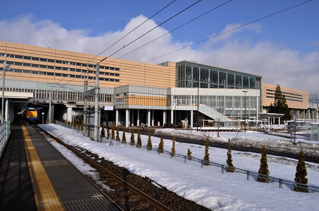 東北新幹線新青森駅と、485系の特急白鳥