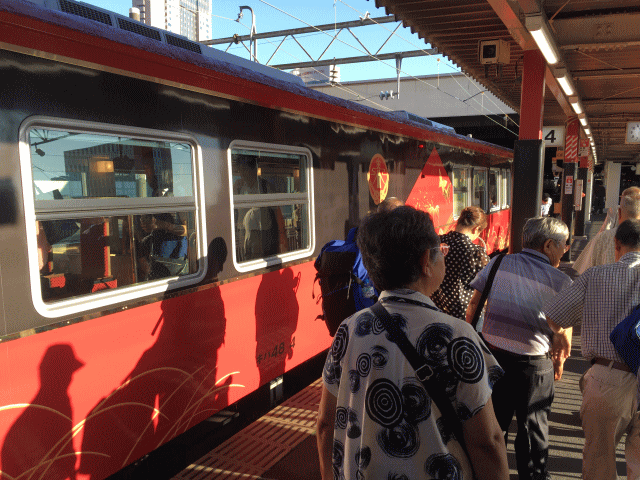金沢駅で花嫁のれんから下車する観光客