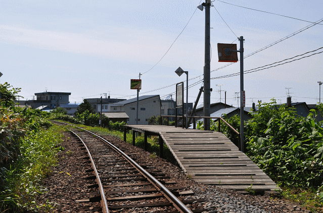 ＪＲ留萌本線箸別駅の板張りのホーム
