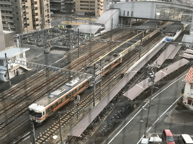 ホテルクラウンヒルズ豊川から見た豊川駅と飯田線の電車