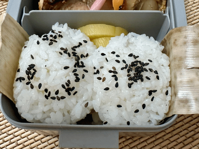 寝台特急ヘッドマーク弁当カシオペアの竹皮おむすび