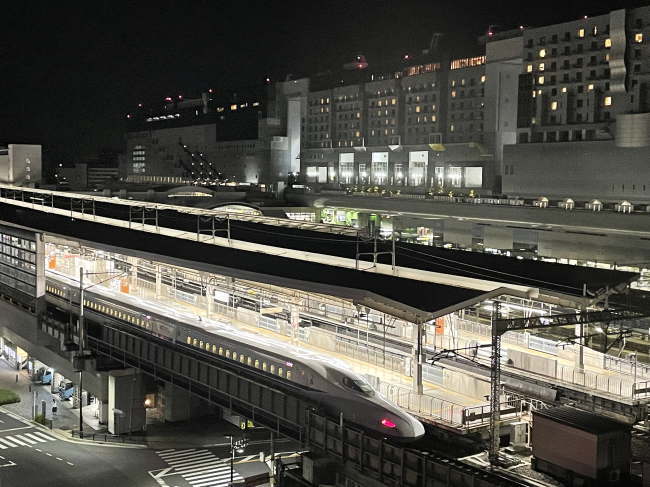 変なホテル京都八条口駅前から見る東海道新幹線と京都駅の夜景