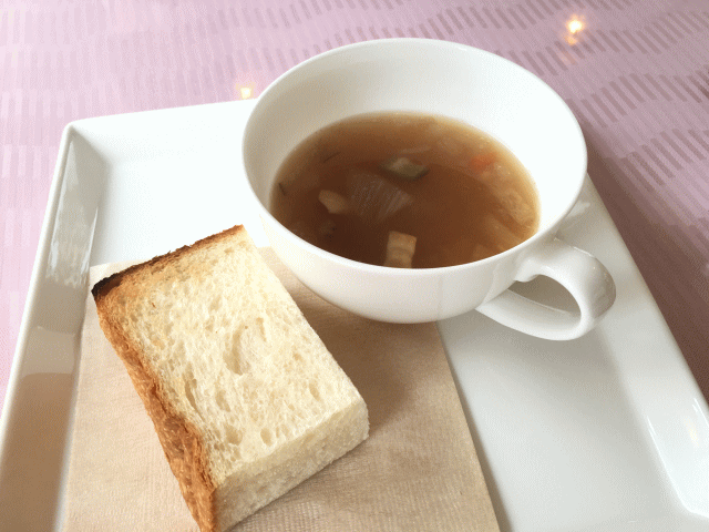 レストラン「グランシャリオ」のイタリアン松花堂ランチのパンとスープ