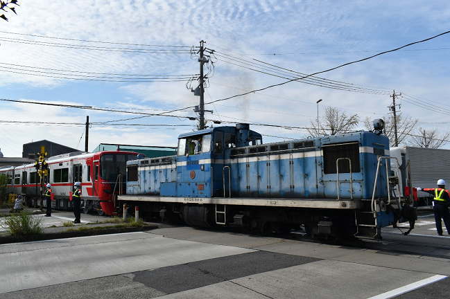 9100系第2～4編成の甲種輸送列車が名電築港（信）に到着するシーン