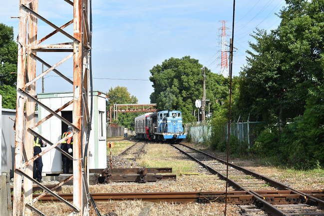 名鉄築港線とのダイヤモンドクロスを通過して、名電築港（信）に到着した甲種輸送列車