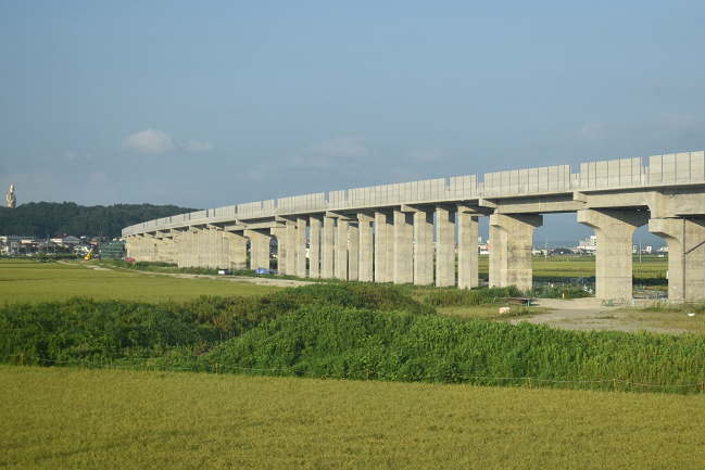 大聖寺付近の工事中の北陸新幹線高架橋