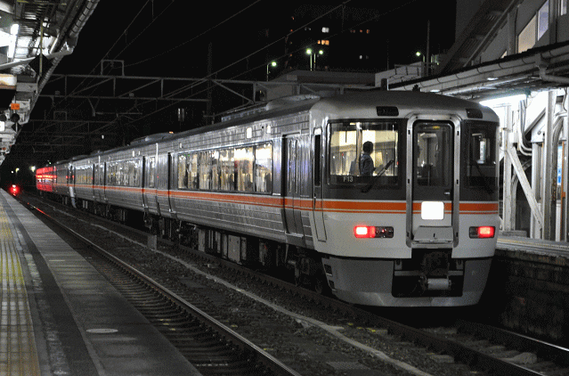 沼津駅で発車を待つ「ホームライナー浜松５号」