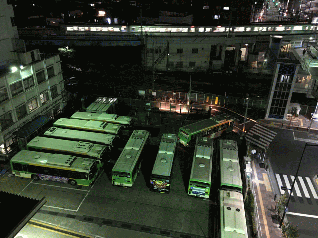 ビジネスホテルサンパレスの眼下に広がる都バスの大駐車場