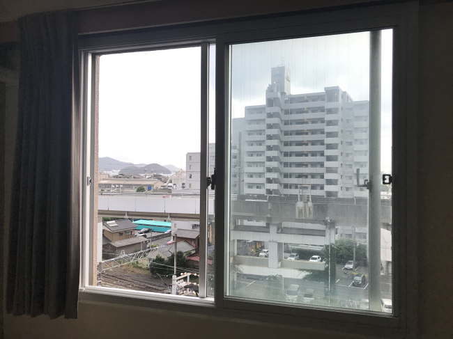 ホテル徳山ヒルズ平和通り店の窓の様子