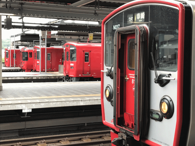 日豊本線や豊肥本線の赤い列車