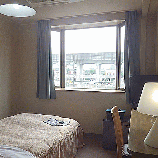 ホテル和島屋のシングルルームから見える東北新幹線の高架線