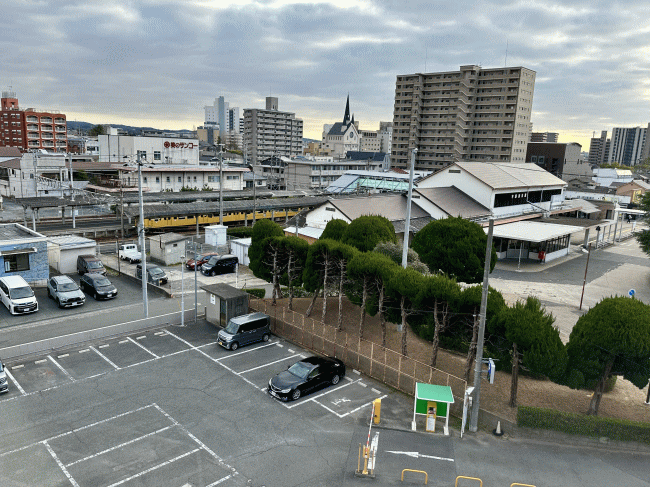 ビジネスホテルアクセスから見た宇部新川駅舎