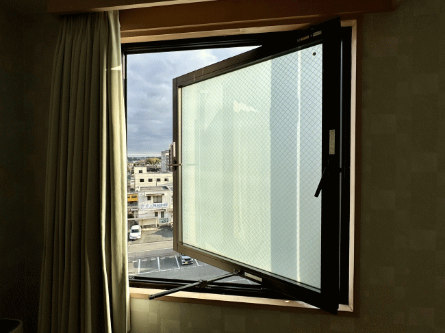 ビジネスホテルアクセスの窓辺の様子