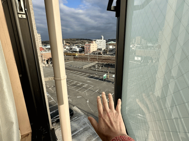 ビジネスホテルアクセスの窓の開き具合