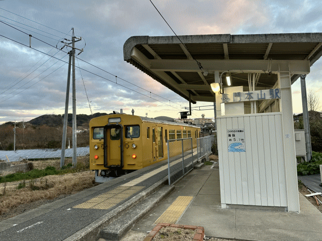 長門市駅に停車中の123系電車