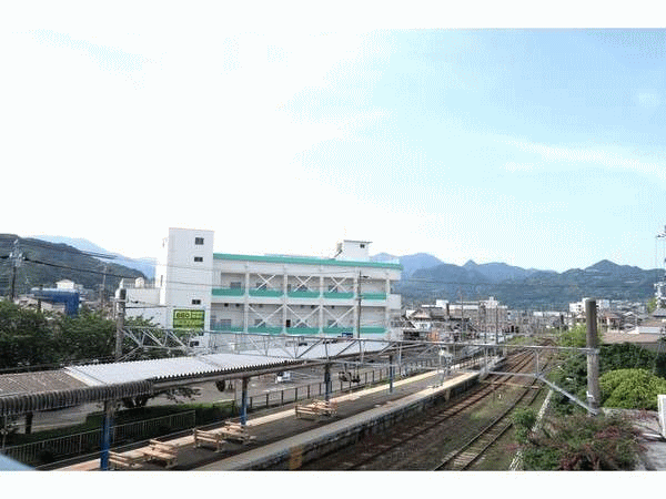 紀伊勝浦駅駅舎からホテル&レンタカー660の外観を見る