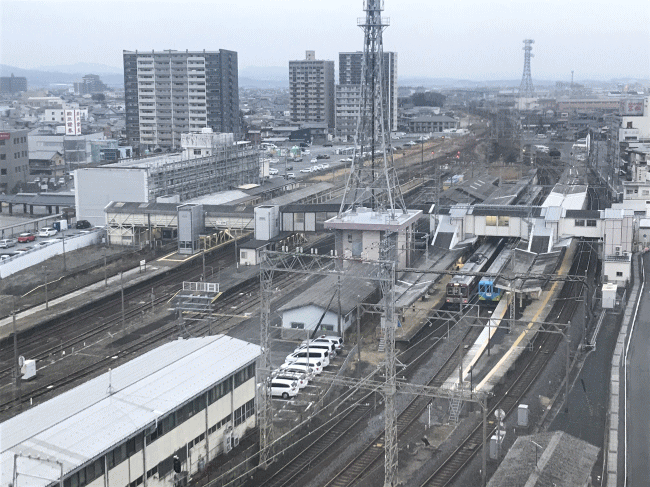 ホテルAU松阪から見る近鉄線の電車