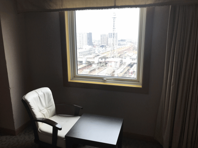 ホテルAU松阪の窓辺の椅子とテーブル