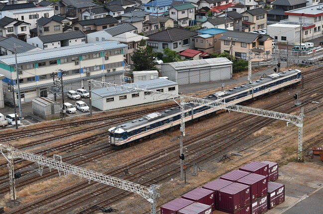 新潟色「青ヒゲ」編成による115系の快速列車